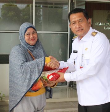 Operasi Pasar Murah Kerjasama Pemkab Landak Bersama Kejaksaan Negeri Diserbu Warga