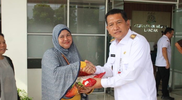 Operasi Pasar Murah Kerjasama Pemkab Landak Bersama Kejaksaan Negeri Diserbu Warga