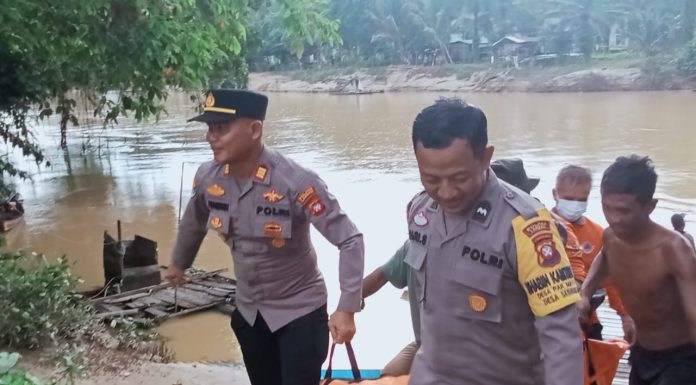 Sepekan Dinyatakan Hilang, Mudzakir Ditemukan Meninggal Dunia Dibantaran Sungai Landak