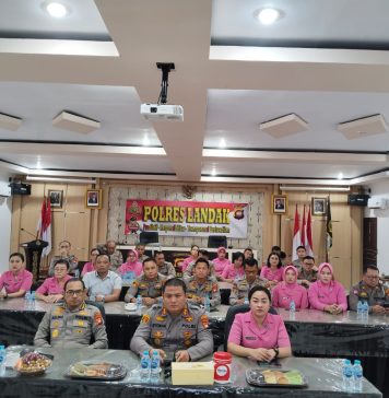 Kapolres Landak Komitmen Beri Pelayanan Terbaik Pada Masyarakat Saat Ikuti Zoom Meeting Bersama Kapolda Kalbar