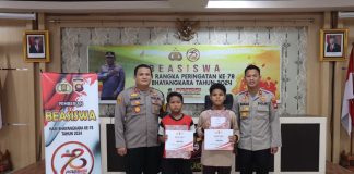 Dua Siswa Berprestasi Terima Beasiswa Dari Polres Landak
