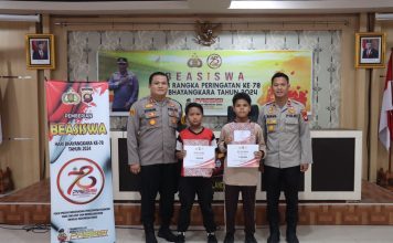 Dua Siswa Berprestasi Terima Beasiswa Dari Polres Landak