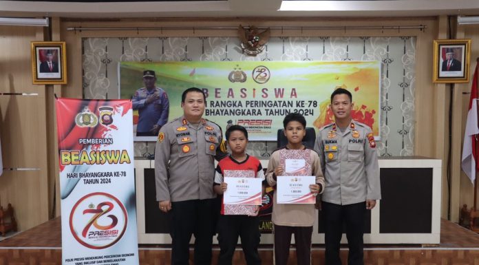 Dua Siswa Berprestasi Terima Beasiswa Dari Polres Landak