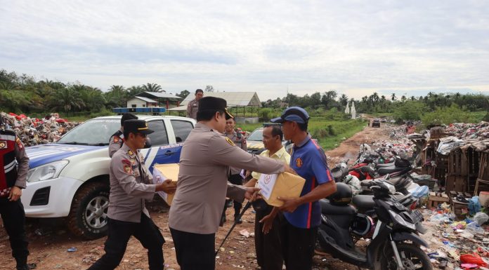 Polres Landak Berbagi, Sambangi Pemulung Hingga Gelar Makan Bersama