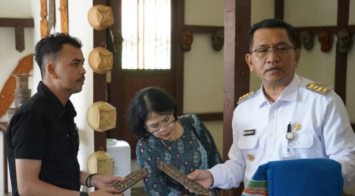 Gutmen Ajak Masyarakat Dukung Keberadaan Galeri UMKM Landak