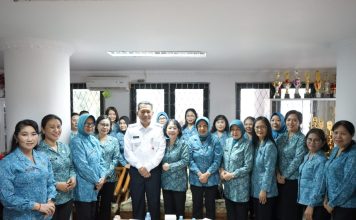 Gutmen Tinjau Sekretariat TP-PKK Landak