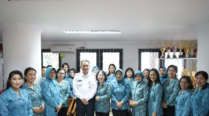 Gutmen Tinjau Sekretariat TP-PKK Landak