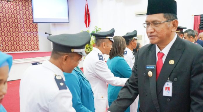 Gutmen Kukuhkan Perpanjangan Masa Jabatan Sembilan Kepala Desa di Landak