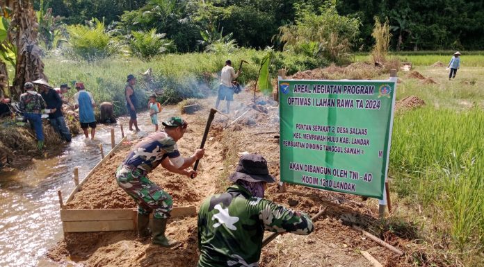 Babinsa Koramil 1210-02/MPH Hulu Beri Pendampingan Pengerjaan Oplah
