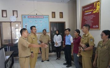 Kunjungi Kecamatan Air Besar, Gutmen Tinjau Pelayanan Kantor Camat dan Puskesmas