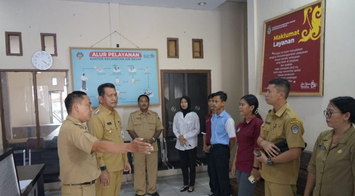 Kunjungi Kecamatan Air Besar, Gutmen Tinjau Pelayanan Kantor Camat dan Puskesmas