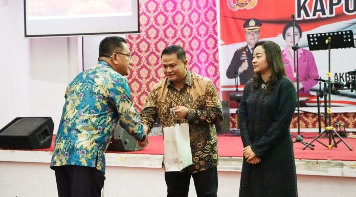 Kapolres Landak Berganti, Gutmen Sampaikan Upacan Terima Kasih Ke AKBP I Nyoman Budi Artawan