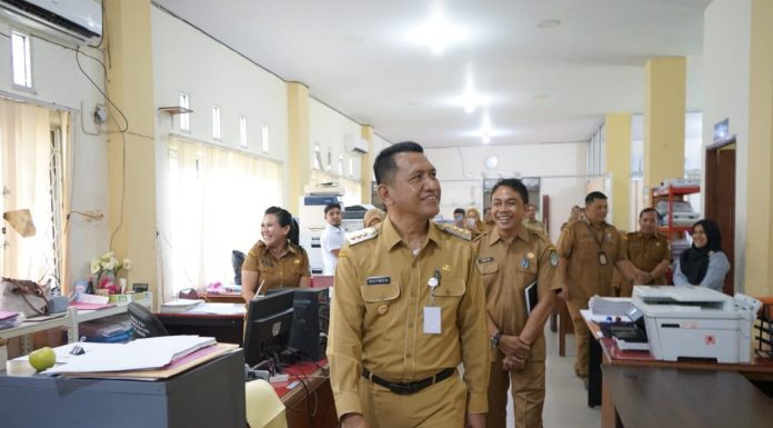 Tinjau Kantor Disdikbud dan Dinas PUPR-Pera, Gutmen Minta ASN Beri Pelayanan Terbaik