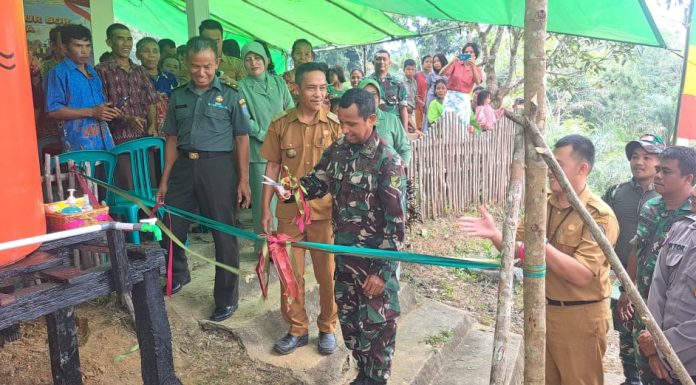 Warga Desa Papung Kini Bisa Nikmati Fasilitas Air Bersih Bantuan Kasad TNI AD