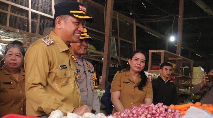 Sidak Pasar, Pj. Bupati Landak Pastikan Stok Sembako Aman