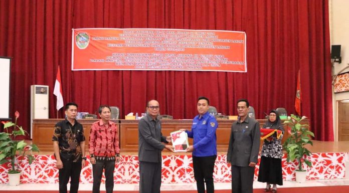 Pj. Bupati Sampaikan Pidato Pengantar Rancangan Perubahan KUA dan PPAS APBD 2024 ke DPRD Landak