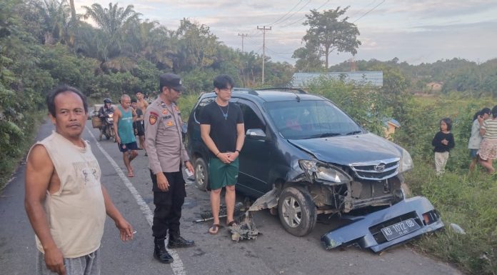 Hilang Kendali Saat Menyalip, Sepeda Motor Terlibat Kecelakaan Dengan Minibus