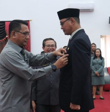 148 Pegawai Pemkab Landak Terima SatyaLancana Karya Satya Dari Presiden Jokowi