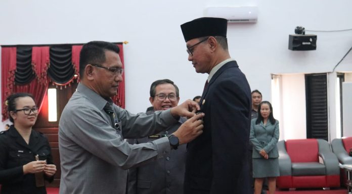 148 Pegawai Pemkab Landak Terima SatyaLancana Karya Satya Dari Presiden Jokowi