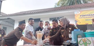 Kejari Landak Musnahkan Barang Bukti Dari 93 Perkara Inkrah