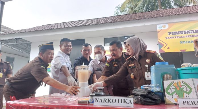 Kejari Landak Musnahkan Barang Bukti Dari 93 Perkara Inkrah