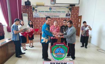 Gutmen Serahkan SK Pensiun Bagi PNS Pemkab Landak