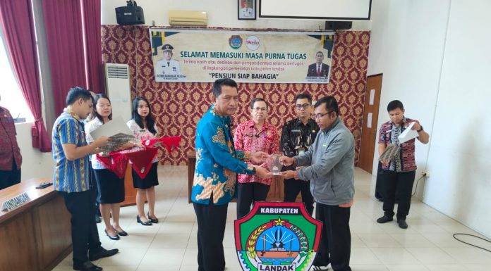 Gutmen Serahkan SK Pensiun Bagi PNS Pemkab Landak
