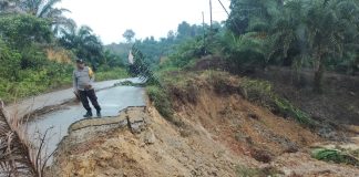 Tanah Lonsor di Dusun Engkalong, Pengendara Dihimbau Berhati-Hati Saat Melintas