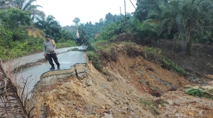 Tanah Lonsor di Dusun Engkalong, Pengendara Dihimbau Berhati-Hati Saat Melintas