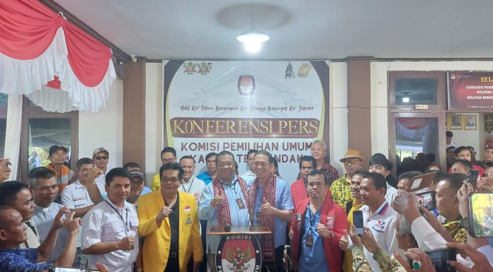 Heri Saman – Vinsensius Resmi Daftarkan Diri Ke KPU Maju Pilkada Landak