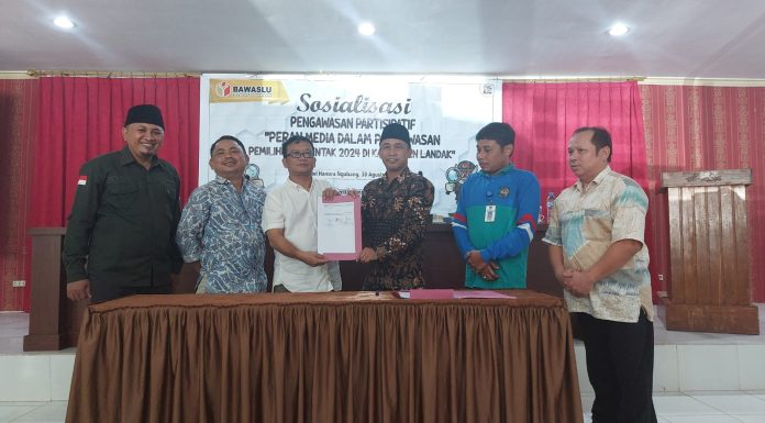 Tingkatkan Pengawasan Partisipatif, Bawaslu dan Ikatan Wartawan Online Landak Jalin MoU