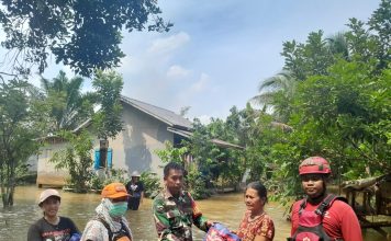 Babinsa Koramil 1210-05 Menyuke Bantu Salurkan Logistik Bagi Korban Banjir