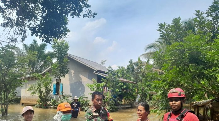 Babinsa Koramil 1210-05 Menyuke Bantu Salurkan Logistik Bagi Korban Banjir