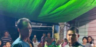 Erani Serahkan Bantuan Kepada Korban Kebakaran di Desa Amboyo Inti