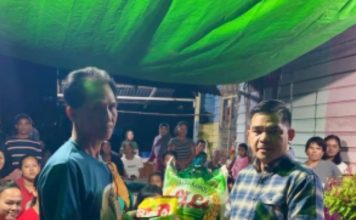 Erani Serahkan Bantuan Kepada Korban Kebakaran di Desa Amboyo Inti