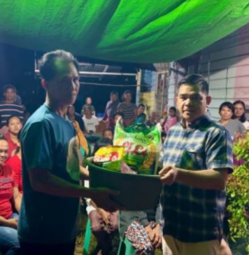 Erani Serahkan Bantuan Kepada Korban Kebakaran di Desa Amboyo Inti