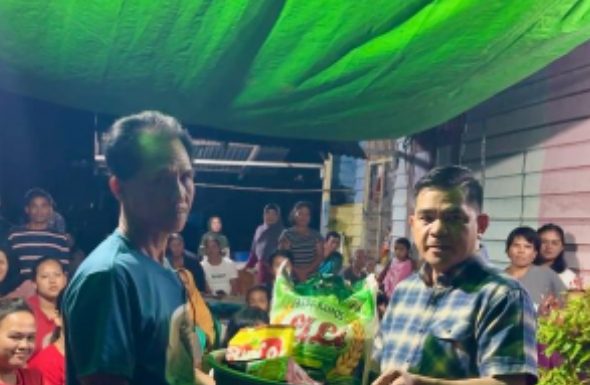 Erani Serahkan Bantuan Kepada Korban Kebakaran di Desa Amboyo Inti