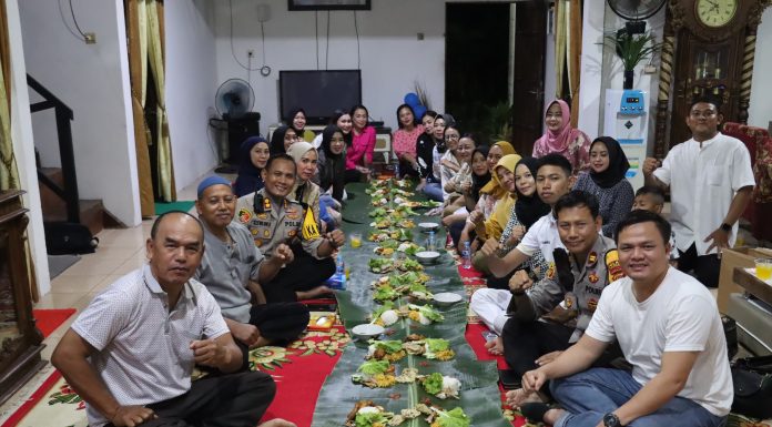 Bermalam Dirumah Warga, Kapolres Landak Ajak Jaga Kamtibmas Jelang Pilkada