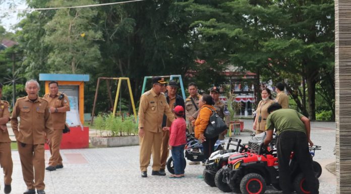 Gutmen Nainggolan Tinjau Sejumlah Fasilitas Umum Hingga Tempat Olah Raga di Kota Ngabang