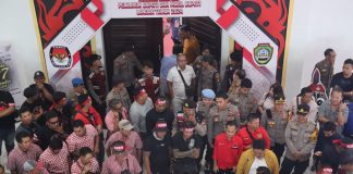 Dijaga Ketat Puluhan Personel Kepolisian, Penetapan Nomor Urut Paslon Bupati dan Wakil Bupati Landak Berjalan Lancar