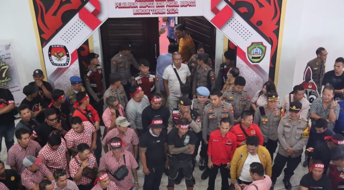 Dijaga Ketat Puluhan Personel Kepolisian, Penetapan Nomor Urut Paslon Bupati dan Wakil Bupati Landak Berjalan Lancar