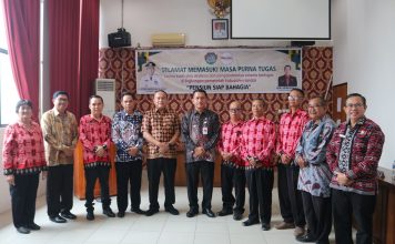 Delapan ASN Tenaga Pendidik dan Kesehatan Pemkab Landak Terima SK Pensiun