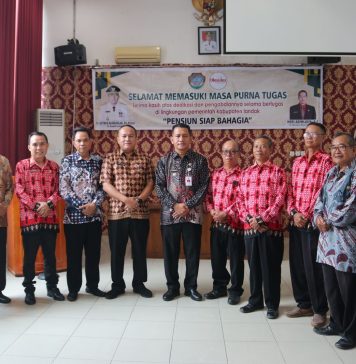 Delapan ASN Tenaga Pendidik dan Kesehatan Pemkab Landak Terima SK Pensiun