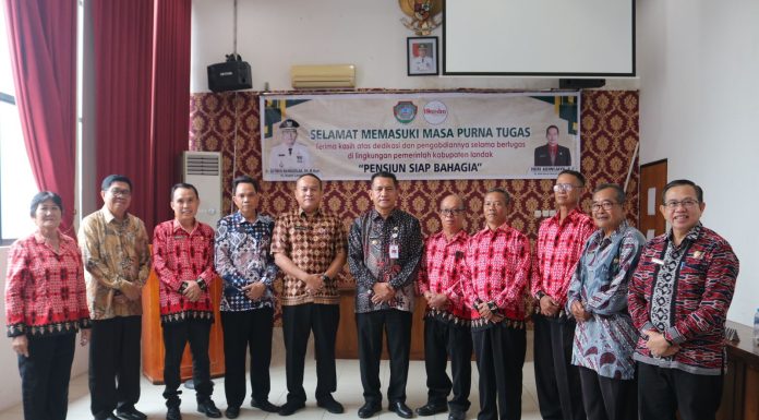 Delapan ASN Tenaga Pendidik dan Kesehatan Pemkab Landak Terima SK Pensiun