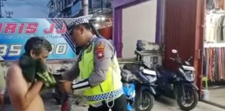 Aksi Anggota Polantas Polres Landak Beri Baju ke ODGJ Bugil Tuai Pujian
