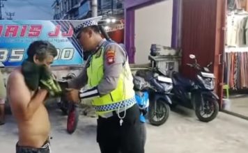 Aksi Anggota Polantas Polres Landak Beri Baju ke ODGJ Bugil Tuai Pujian