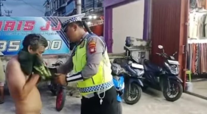Aksi Anggota Polantas Polres Landak Beri Baju ke ODGJ Bugil Tuai Pujian
