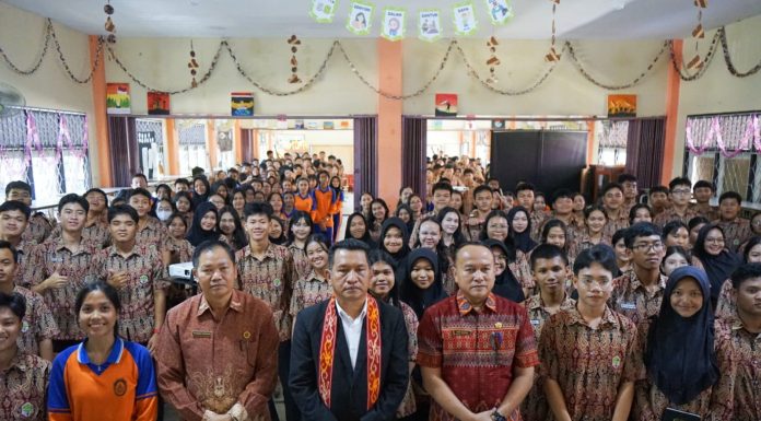 Kunjungin Dua SMA di Ngabang Gutmen Ingatkan Pelajar Tidak Terlibat Kasus Perundungan