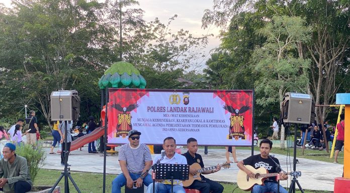 Ngamen Kamtibmas, Salah Satu Cara Polres Landak Jalin Komunikasi Dengan Masyarakat