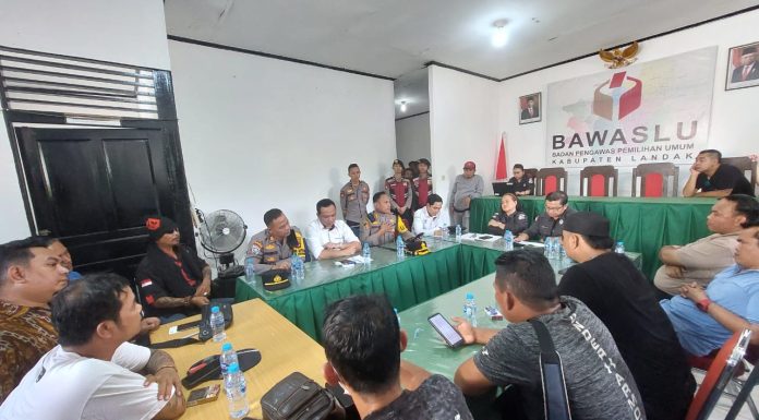 Sejumlah Massa Tim Pemenangan HEVI Datangi Kantor Bawaslu Landak Pertanyakan Tindak Lanjut Laporan Dugaan Pelanggaran Kampanye